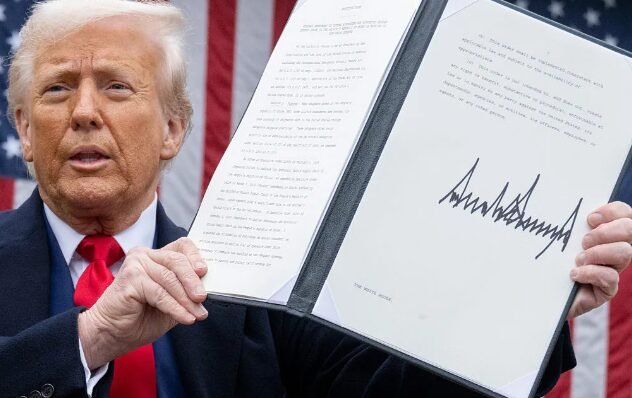 Trump Holding Signed Executive Order Dokument