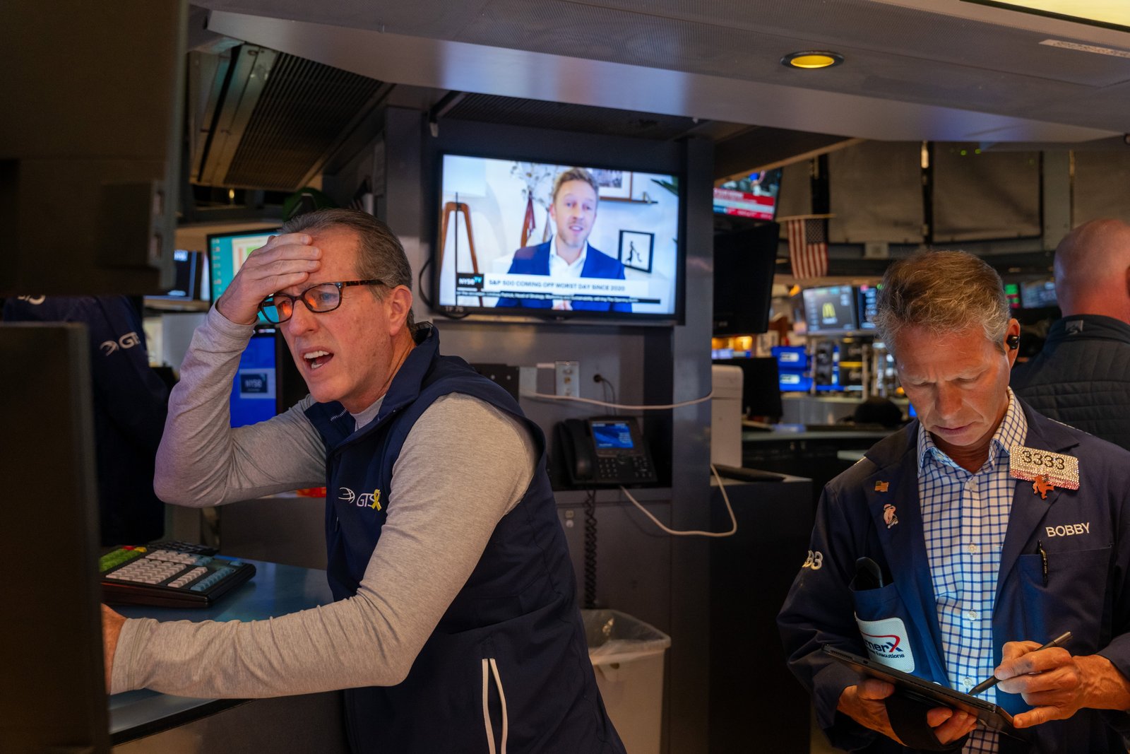 Händler arbeiten am Freitag auf dem Boden der New Yorker Börse, nachdem der Dow bei der Eröffnung 1.000 Punkte gesunken ist