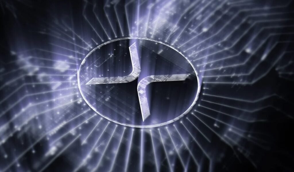 XRP -Logo mit lila Lichtstrahlen auf digitalem Hintergrund beleuchtet