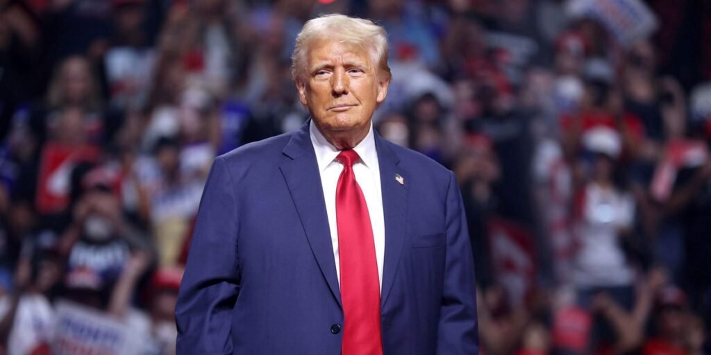 Präsident Trump in blauem Anzug mit roter Krawatte