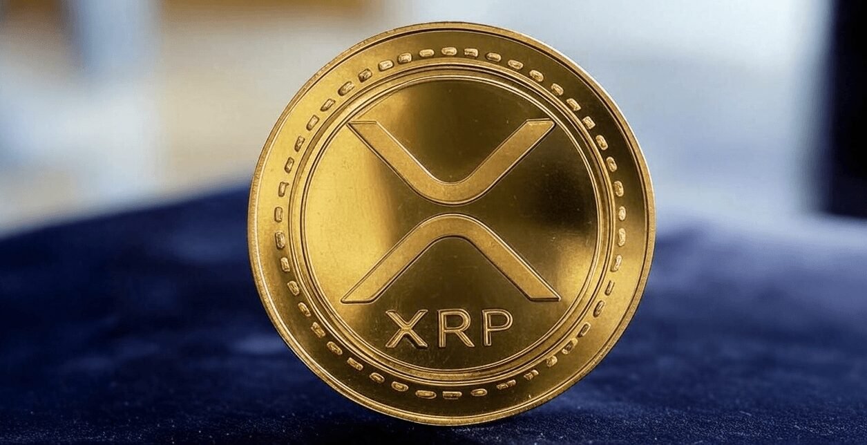 Gold XRP Cryptocurrency Coin mit Logo auf blauem Hintergrund