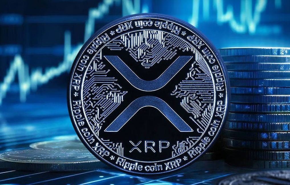 XRP Cryptocurrency Coin mit seinem Symbol, das prominent vor einem blauen Hintergrund dargestellt wird