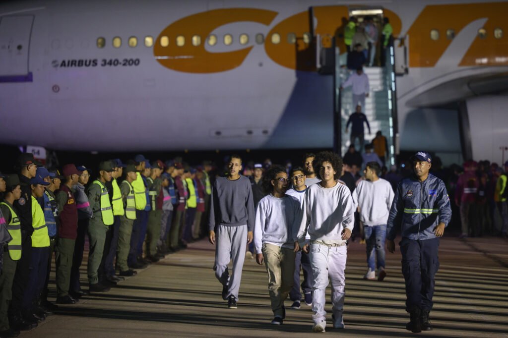 Kostengünstige Fluggesellschaft Viele nehmen beginnt mit der Durchführung von Abschiebungsflügen für Eis