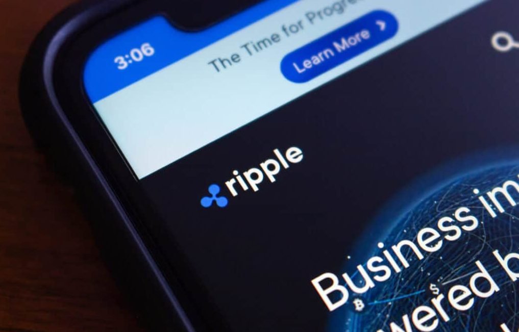 Ripple -Logo, das auf Smartphone mit finanzieller Schnittstelle angezeigt wird