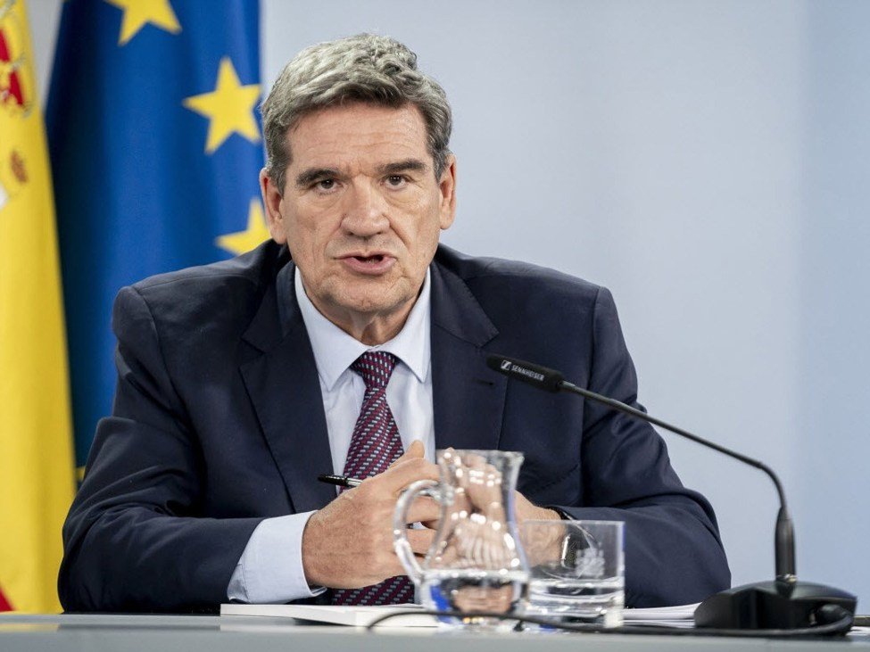 Escrivá der EZB signalisiert eine längere politische Pause, da die Inflation das Ziel erreicht und das Wachstum auseinandergeht.