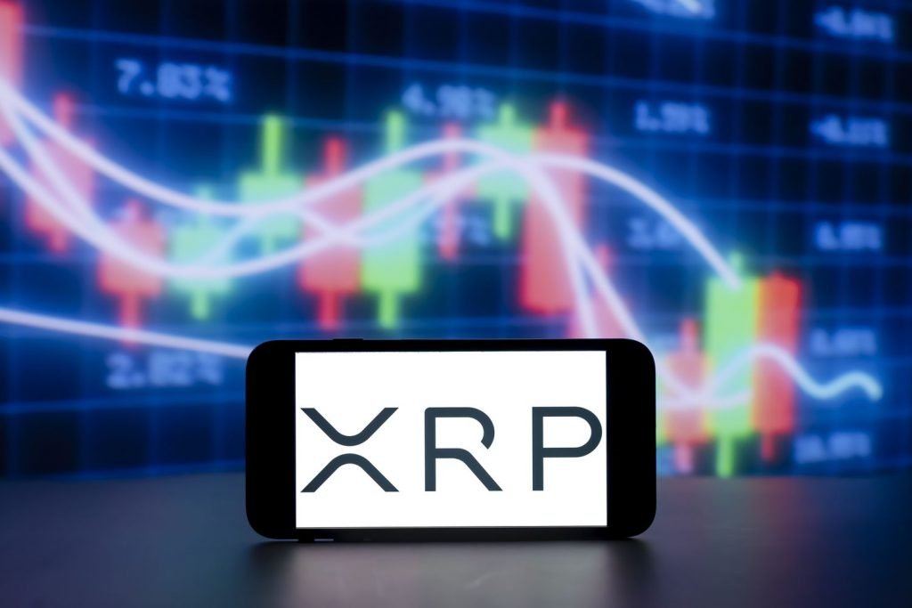 xrp-Logo auf dem Telefon mit Diagrammhintergrund