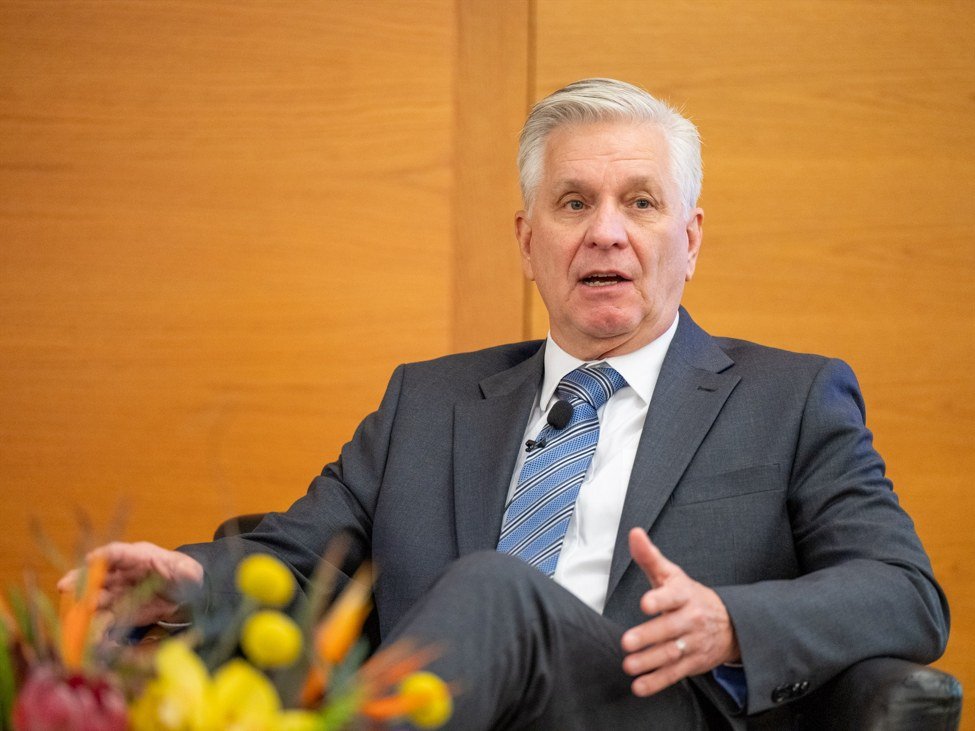 Feds Waller: Wenn der Ölpreis monatelang hoch bleibt, wird er irgendwann in die Inflation übergehen