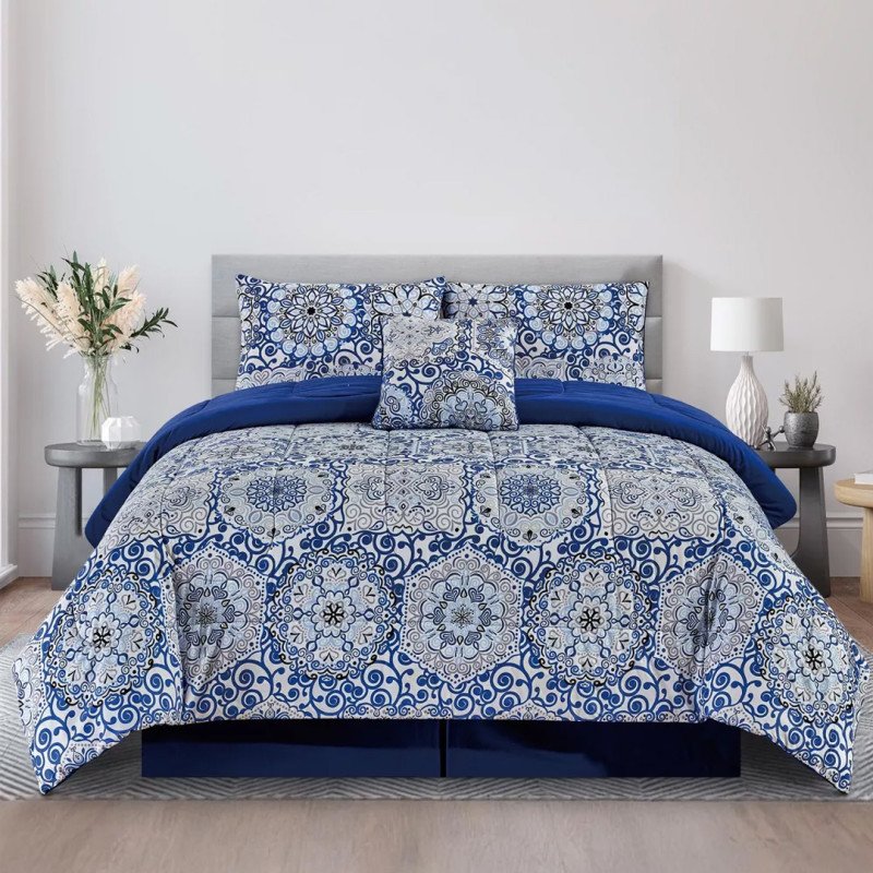 Target verkauft ein 5-teiliges Bettdeckenset für 27 US-Dollar und wird mit einer Bettschürze geliefert, die Stauraum unter dem Bett verbergen kann