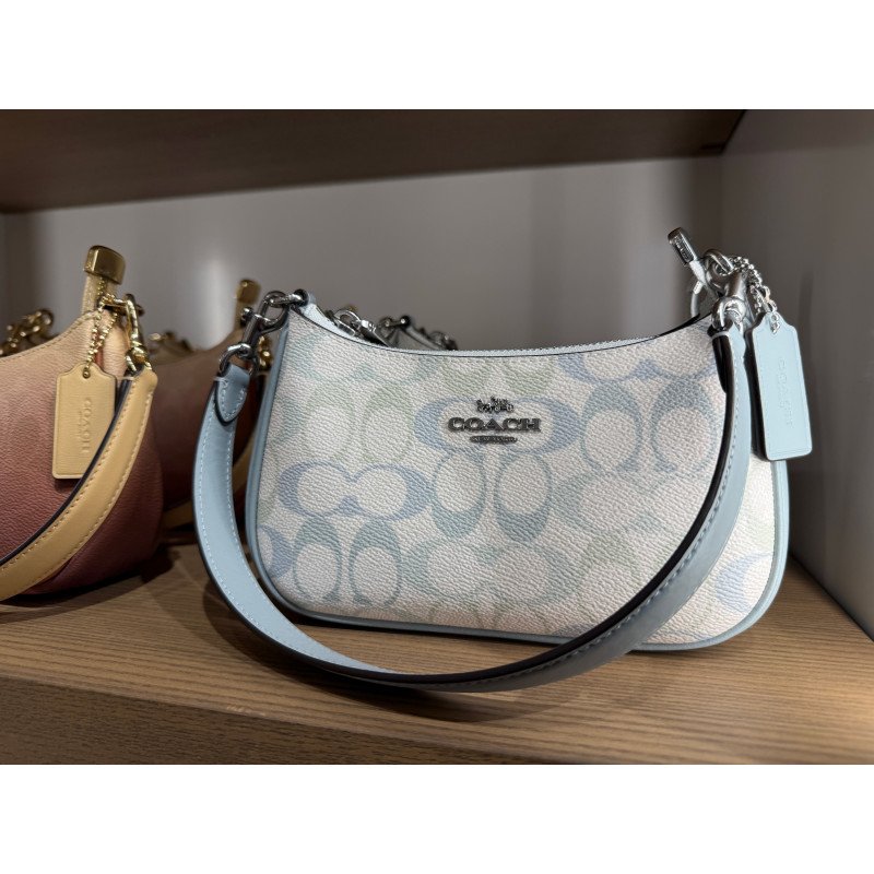 Das neue Signature-Ombré-Design von Coach Outlet ist in zwei Pastellfarben erhältlich