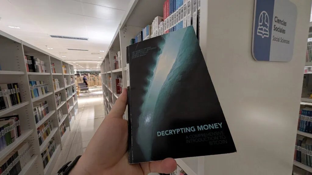 Bukeles futuristische BINAES-Bibliothek vereint Bücher, Bitcoin und Familienspiel in einem wiederbelebten Kapital