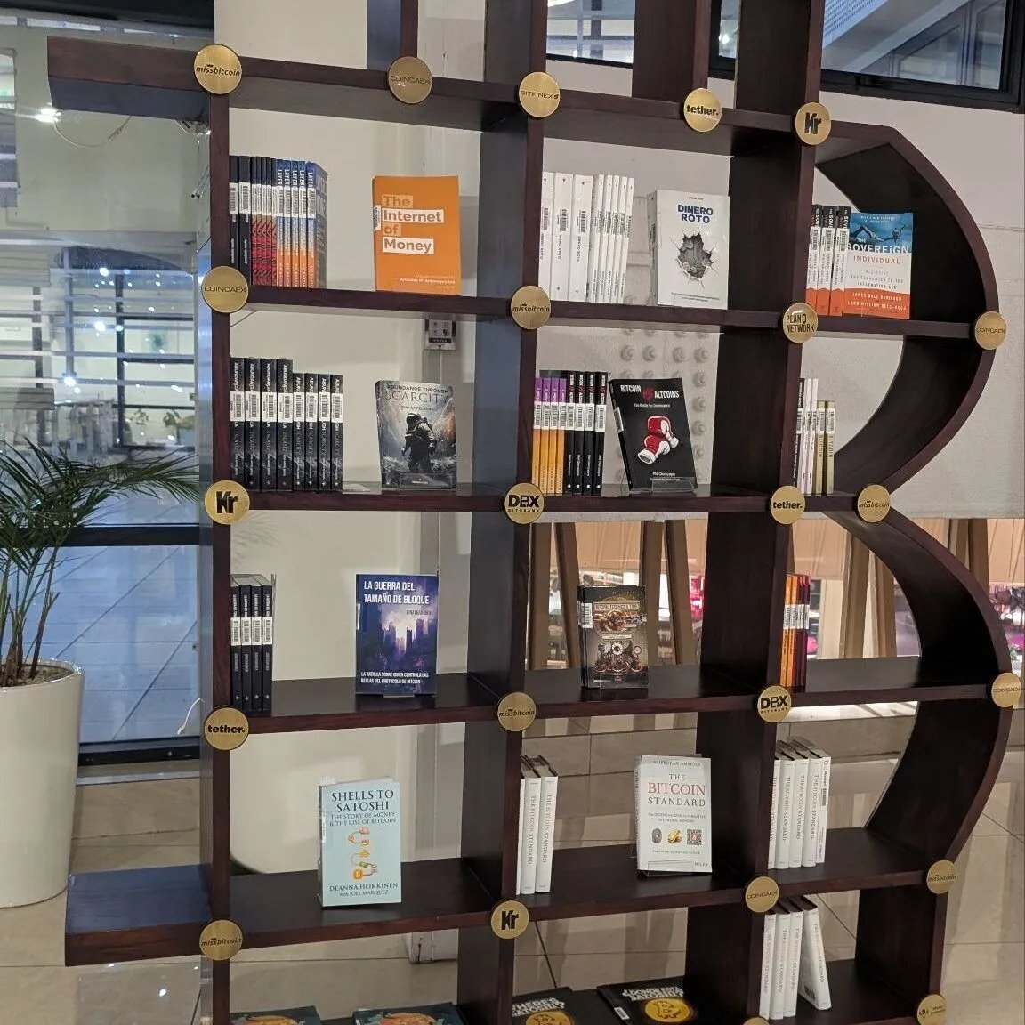 Bukeles futuristische BINAES-Bibliothek vereint Bücher, Bitcoin und Familienspiel in einem wiederbelebten Kapital