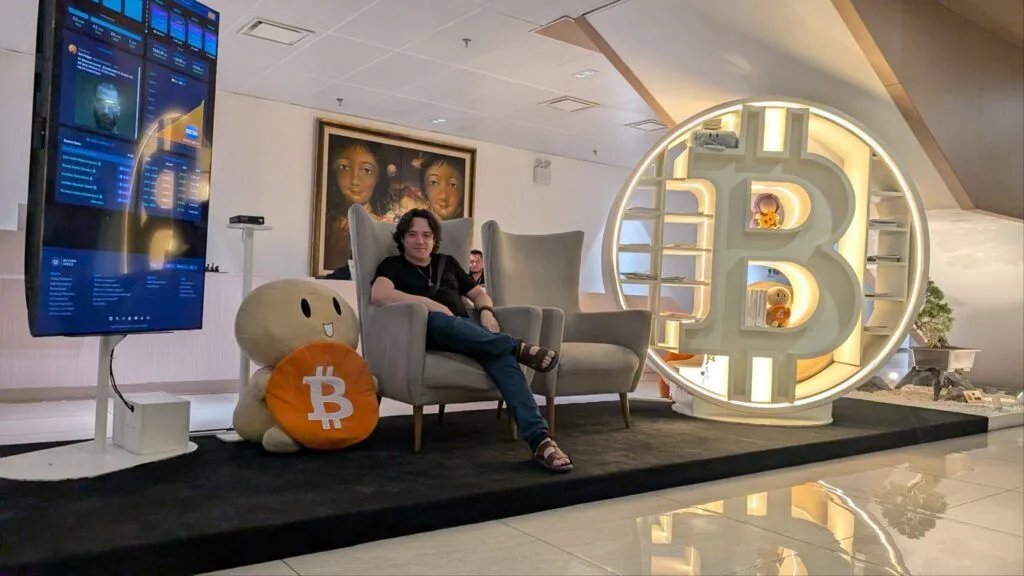 Bukeles futuristische BINAES-Bibliothek vereint Bücher, Bitcoin und Familienspiel in einem wiederbelebten Kapital