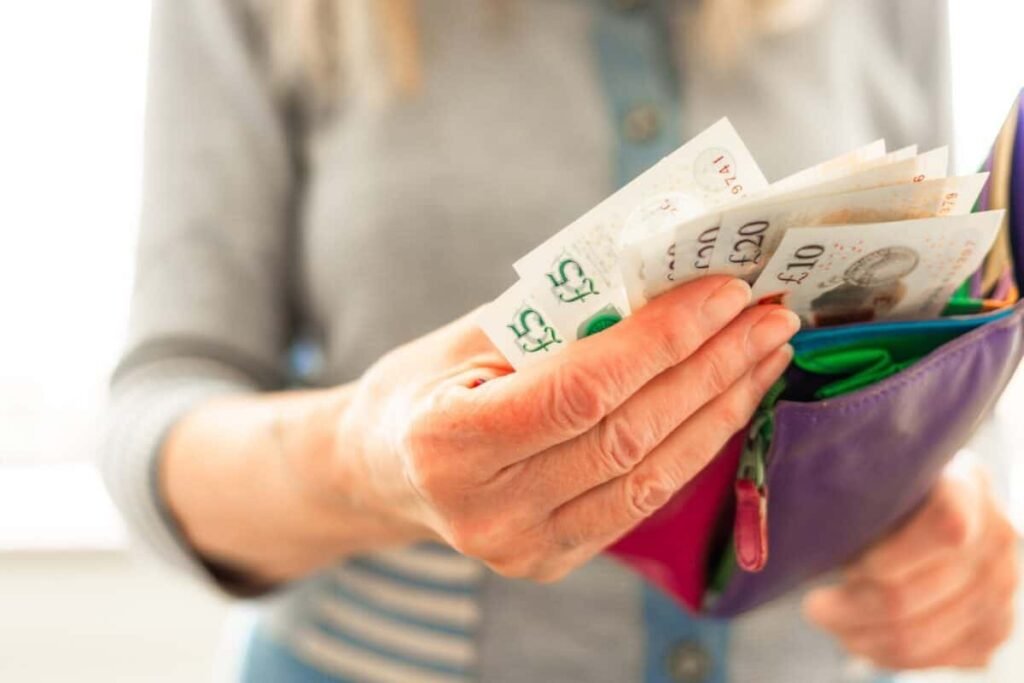 Wie könnte ein Stocks and Shares ISA genutzt werden, um ein monatliches passives Einkommen von 2.962 £ anzustreben?