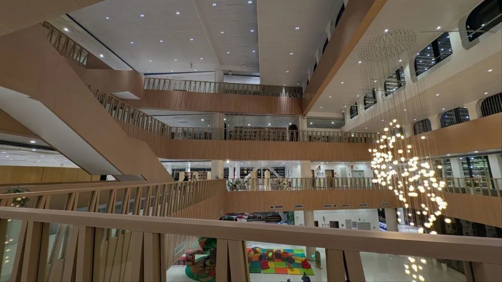 Bukeles futuristische BINAES-Bibliothek vereint Bücher, Bitcoin und Familienspiel in einem wiederbelebten Kapital