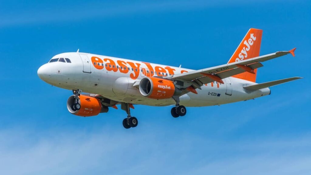 Eine Billigfluggesellschaft vergibt den Flug wegen üblicher technischer Gegenstände in der Tasche des Passagiers